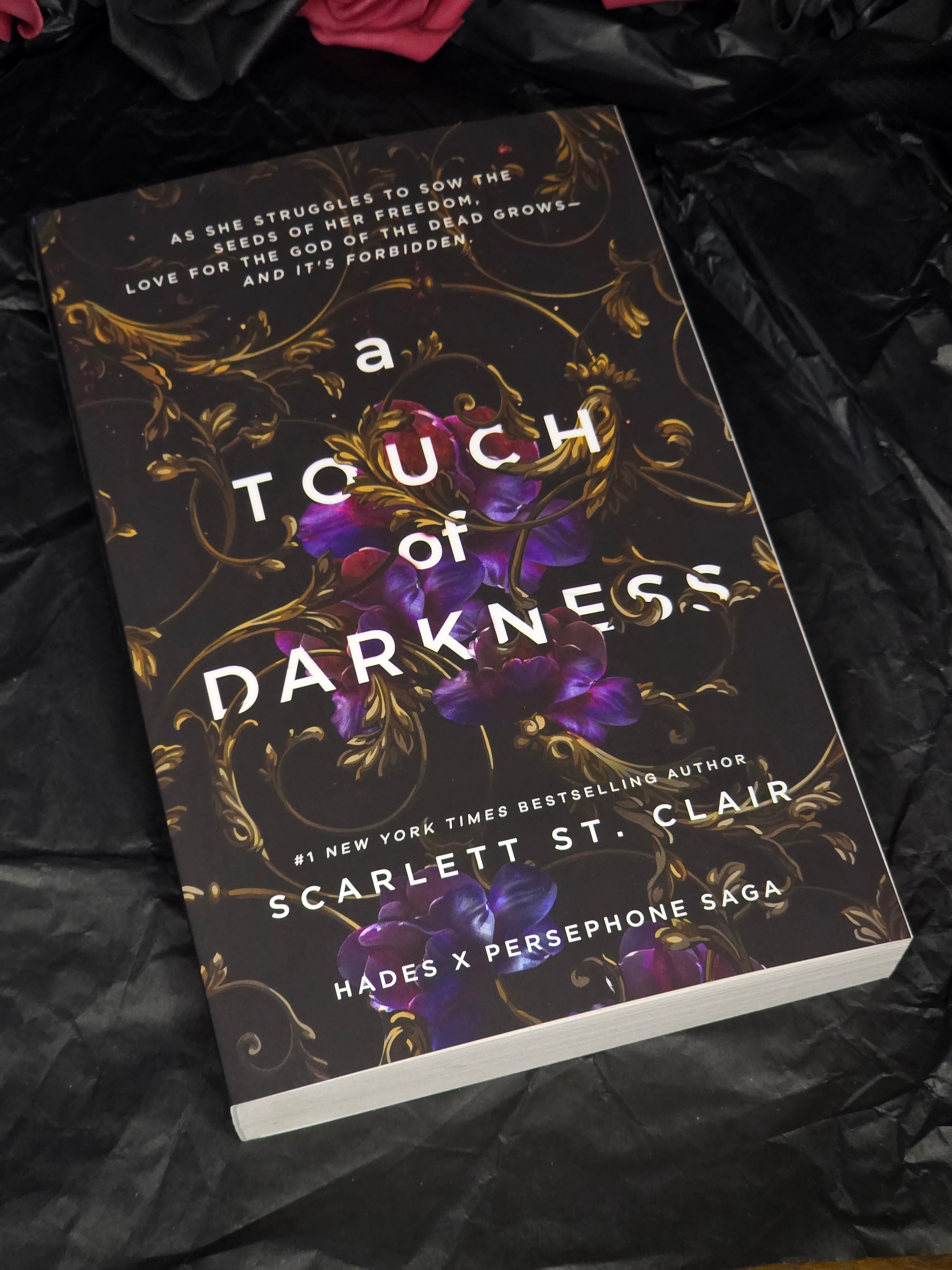A Touch of Darkness, av Scarlett St. Clair | Hades Persephone BookTok (pocketutgåva, engelska)