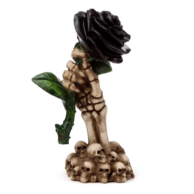 Skeletthand som håller en ros